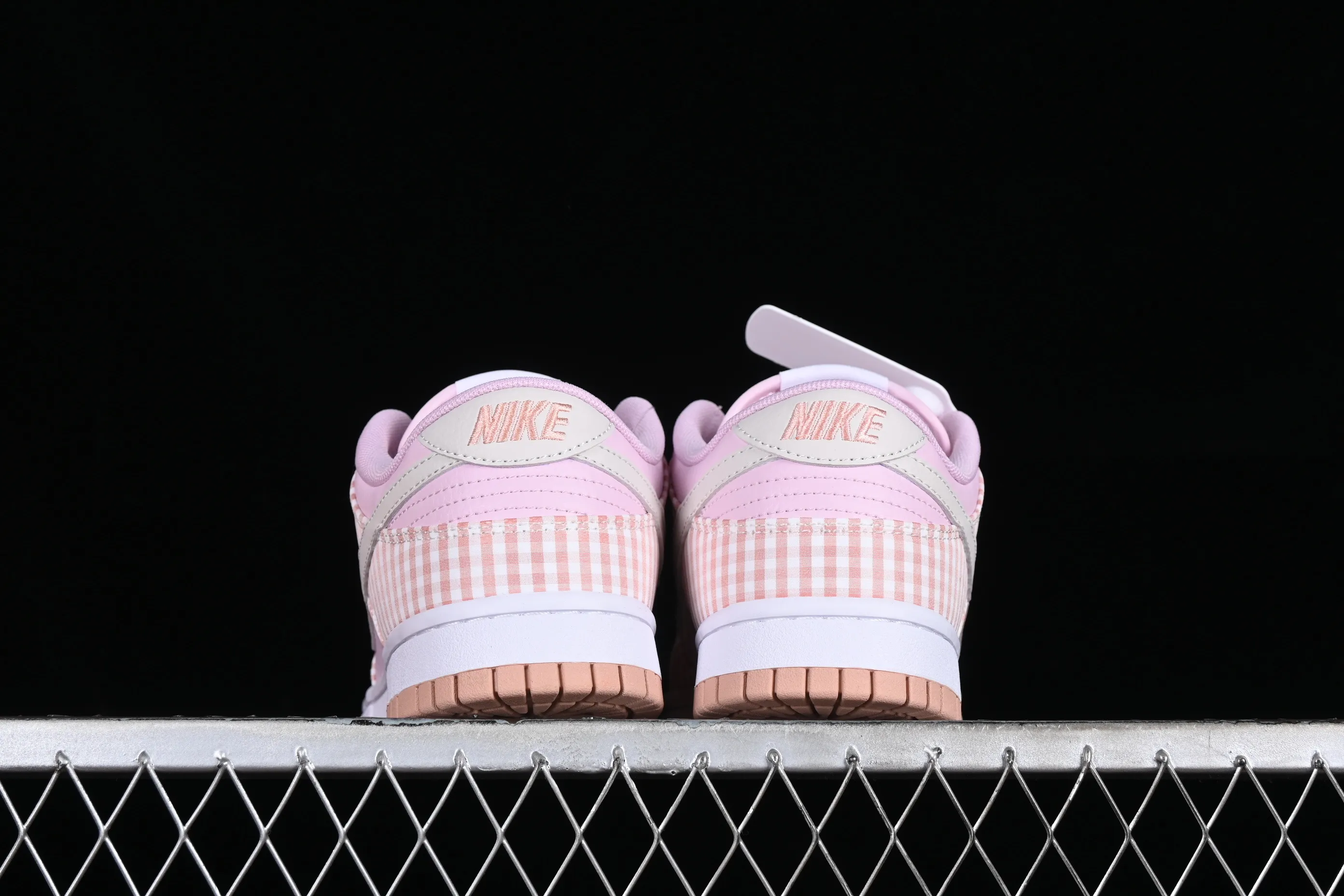 All categories Nk SB Dunk series Nk SB Dunk Low low-top sneakers Nk Dunk Low "Pink Gingham" pink seersucker color SB low-top casual sneakers FB9881-600